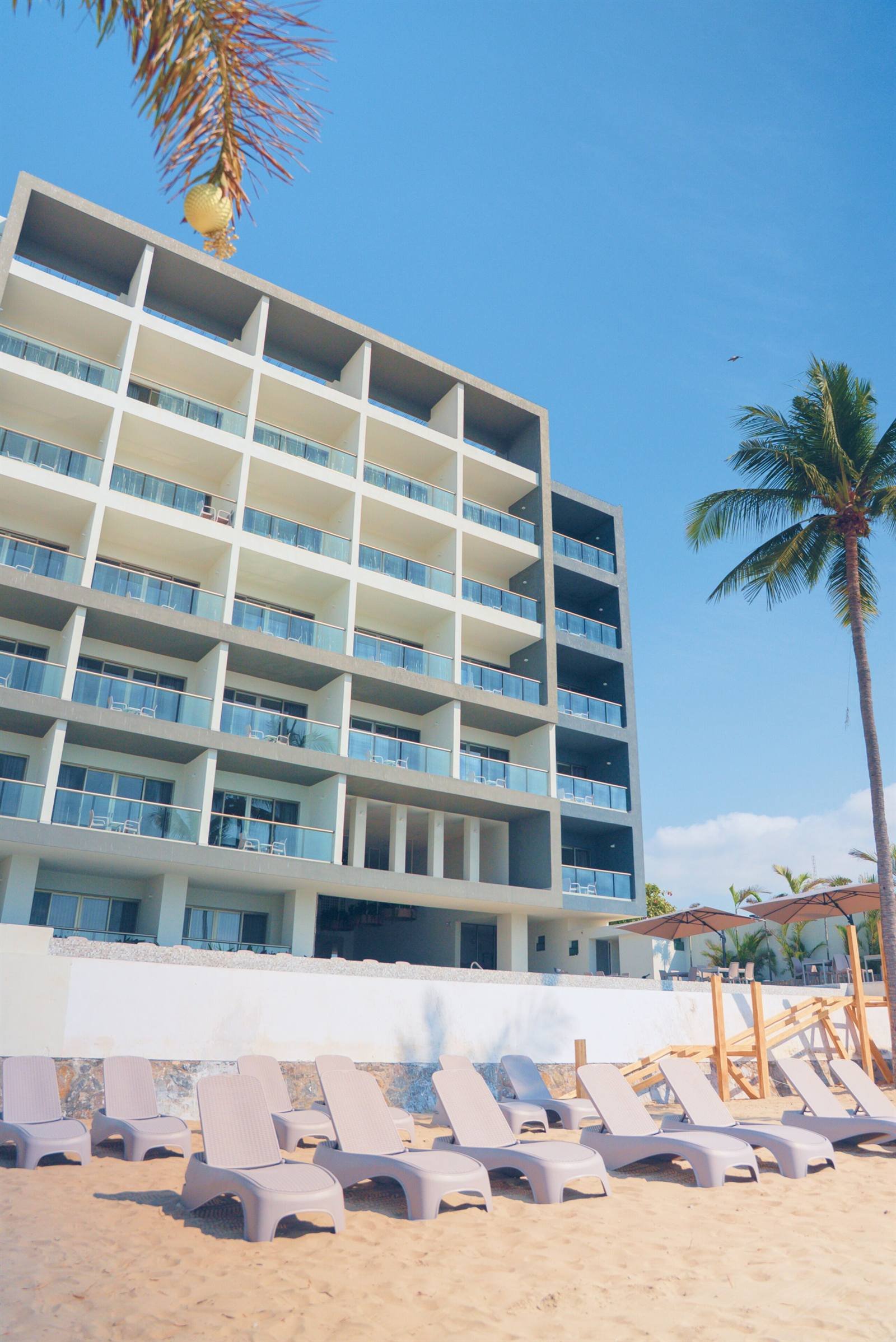Avenir Armonia Suites: the building with balconies right on the beach, with loungers on the sand