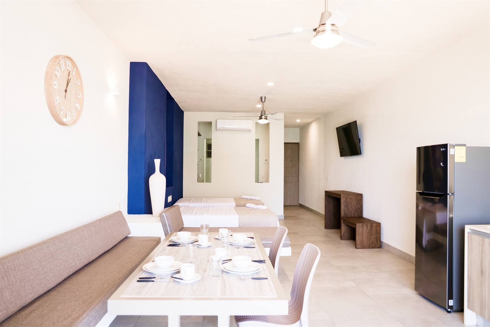 Avenir Armonia Suites: suite with a modern kitchen, a dining table for four and a living area