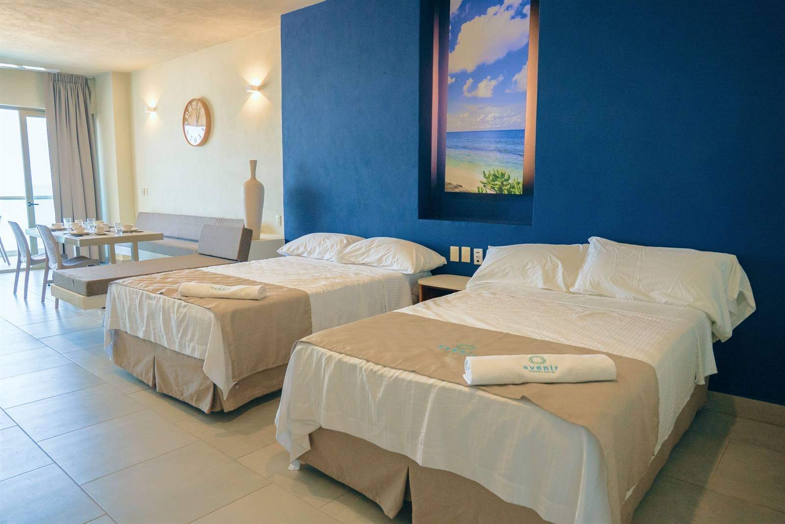 Avenir Armonia Suites: room with two beds, a dining table and an ocean view